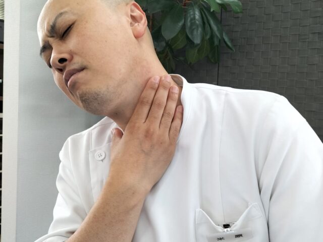 寝違えは整体に行ってもいい？施術を受けるタイミングや確認するポイント